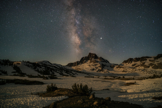 Nocturnal Frozen Islands